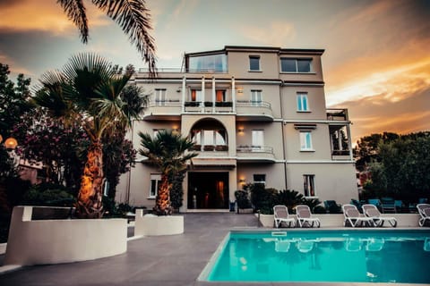 Property building, Swimming pool