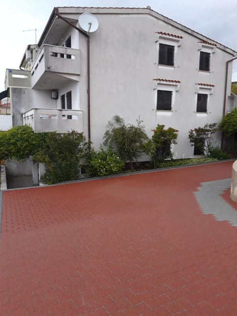 Facade/entrance, Garden, Balcony/Terrace, Landmark view