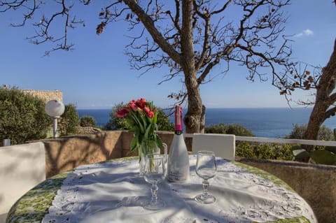 BBQ facilities, Balcony/Terrace, Decorative detail, Dining area, Garden view, Landmark view, Sea view, Area and facilities