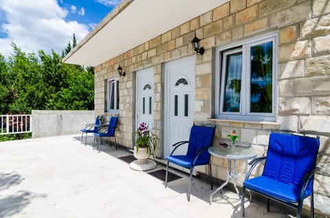 Facade/entrance, Balcony/Terrace
