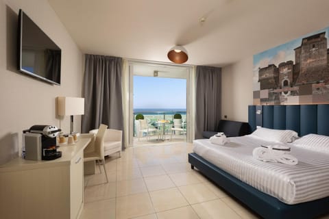 Bed, TV and multimedia, View (from property/room), Bedroom, Sea view
