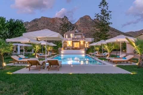 Property building, Garden, Garden view, Mountain view, Swimming pool, sunbed