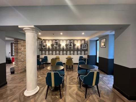 Seating area, Breakfast