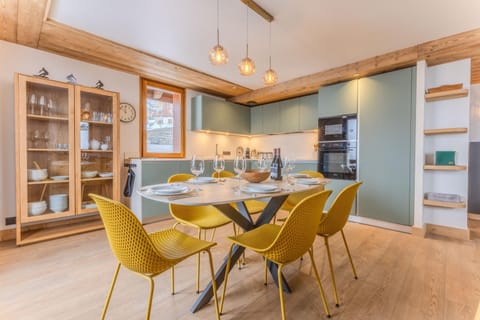 Kitchen or kitchenette, Dining area