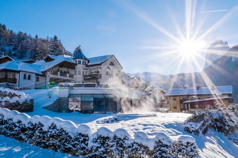 Property building, Winter, Swimming pool