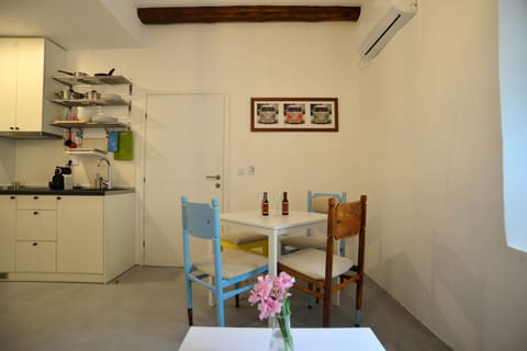 Coffee/tea facilities, Kitchen or kitchenette, Living room, Seating area, Dining area