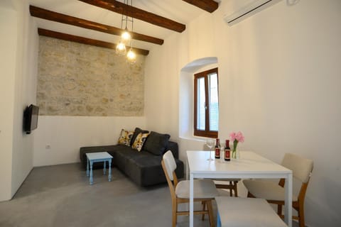 TV and multimedia, Living room, Photo of the whole room, Decorative detail, Seating area, Dining area