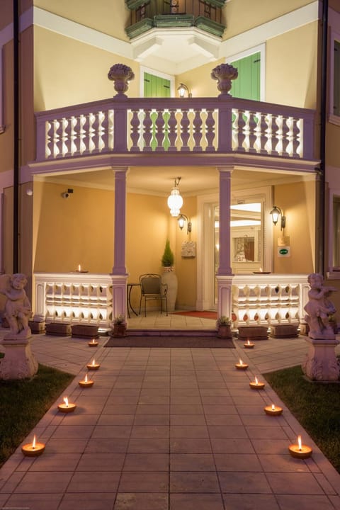 Patio, Facade/entrance