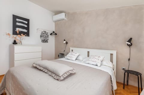 Bed, Bedroom, air conditioner