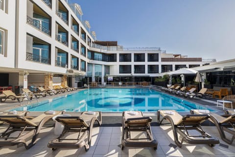 Swimming pool, sunbed