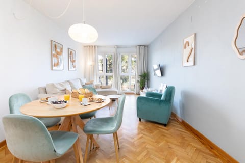 Photo of the whole room, Dining area