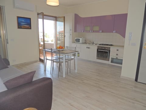 Communal lounge/ TV room, Bed, TV and multimedia, Coffee/tea facilities, Kitchen or kitchenette, Photo of the whole room, Decorative detail, Seating area, Dining area, Communal kitchen