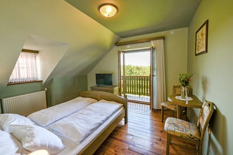 Bed, TV and multimedia, Photo of the whole room, Seating area