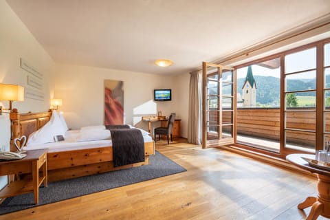 Photo of the whole room, Lake view, Mountain view