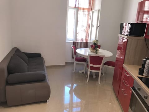 Kitchen or kitchenette, Seating area, Dining area, minibar