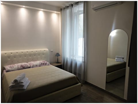 Shower, Toilet, TV and multimedia, Bedroom