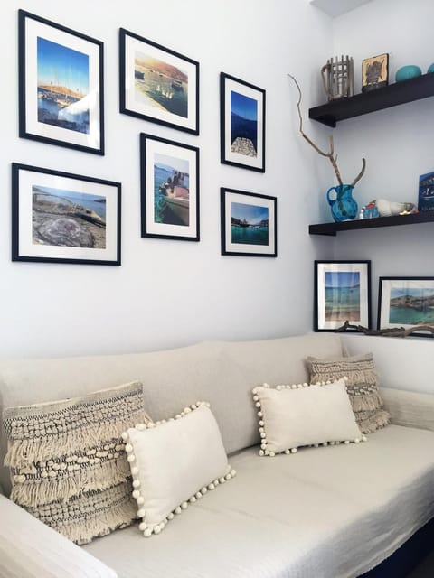 Property building, Living room, Decorative detail, Seating area