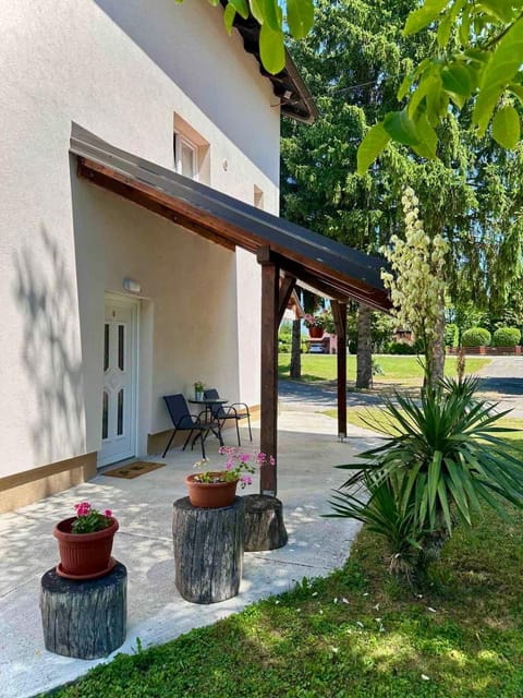Garden, Garden, Balcony/Terrace, Seating area, Garden view, Quiet street view