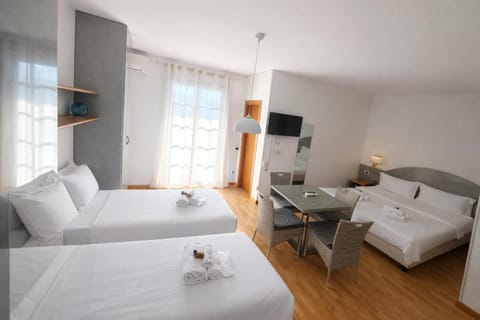 Bed, TV and multimedia, Photo of the whole room, Bedroom, towels