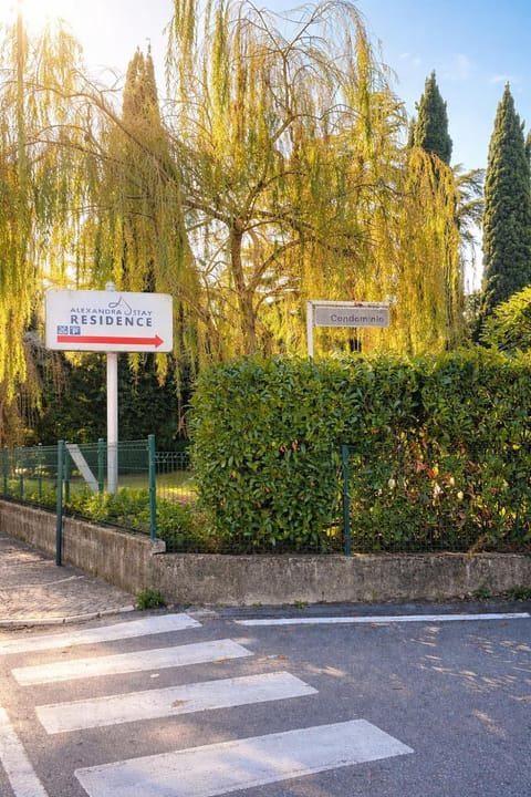 Day, Property logo or sign, Neighbourhood, Natural landscape, Garden, Logo/Certificate/Sign, Garden view, Street view