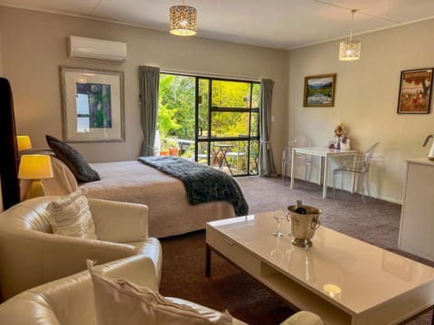 Bed, Photo of the whole room, Seating area, Dining area, Bedroom