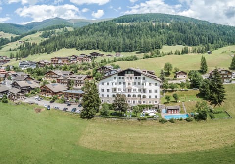 Property building, Nearby landmark, Facade/entrance, Spring, Day, Natural landscape, Bird's eye view, Summer, City view, Mountain view