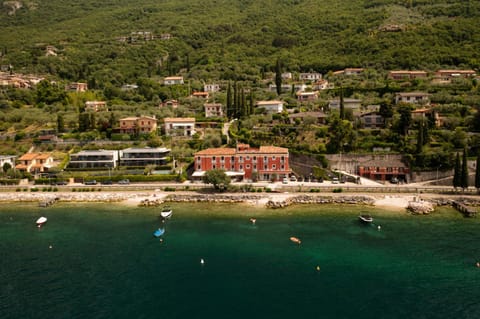 Property building, Day, Natural landscape, Bird's eye view, Beach, Lake view