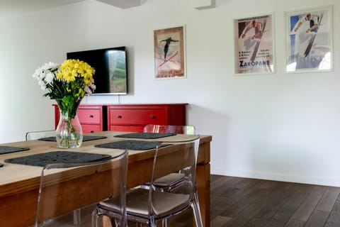 TV and multimedia, Kitchen or kitchenette, Living room, Dining area