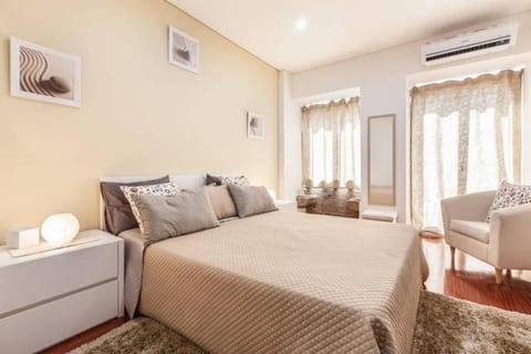 Property building, Bed, Photo of the whole room, Decorative detail, Bedroom