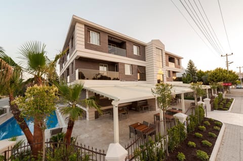 Patio, BBQ facilities, Garden, Balcony/Terrace, Banquet/Function facilities, Street view, Swimming pool