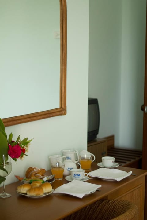 Food and drinks, Photo of the whole room, Decorative detail, Food