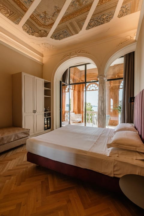 Bed, Photo of the whole room, Decorative detail