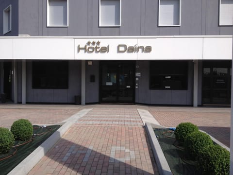 Facade/entrance