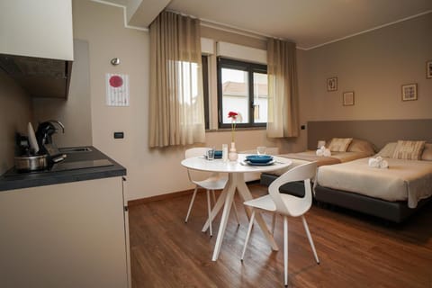 Bed, Living room, Photo of the whole room, Seating area, Dining area