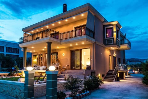 Property building, Nearby landmark, Facade/entrance, Off site, Night, Neighbourhood, Natural landscape, Garden, View (from property/room), Balcony/Terrace, Decorative detail, Decorative detail, City view, Garden view, Landmark view, Area and facilities, Location