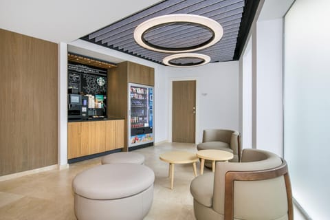 Coffee/tea facilities, Kitchen or kitchenette, Living room, Lounge or bar, Seating area