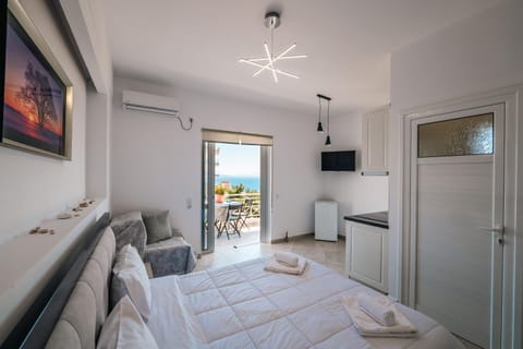 Bed, Natural landscape, TV and multimedia, Photo of the whole room, Dining area, Bedroom, Sea view, towels