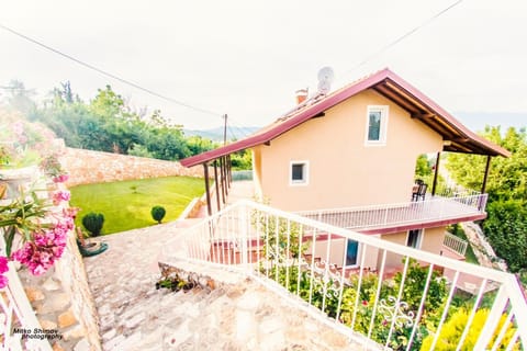 Patio, Facade/entrance, BBQ facilities, Garden, Balcony/Terrace, City view, Garden view, Lake view, Mountain view