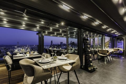 Patio, Restaurant/places to eat, Balcony/Terrace, Food and drinks, Banquet/Function facilities, Landmark view, Sea view, Shopping Area, Dinner, Alcoholic drinks, Non alcoholic drinks, Sunset