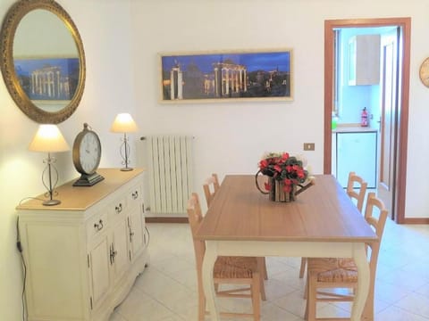 Living room, Dining area, internet