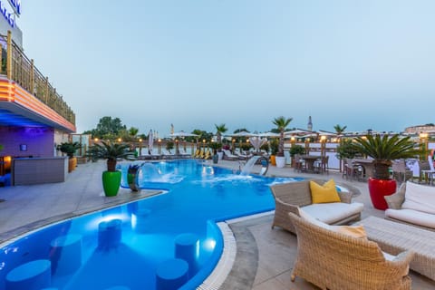 Communal lounge/ TV room, Day, Natural landscape, Evening entertainment, Pool view, Swimming pool, Swimming pool, sunbed