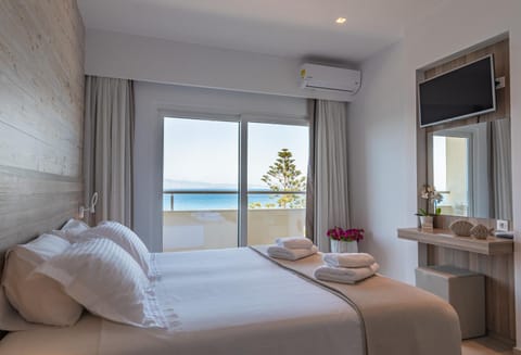 Photo of the whole room, Sea view