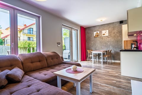 Kitchen or kitchenette, Living room, Seating area, Dining area