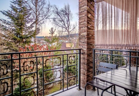 Balcony/Terrace, City view, Mountain view