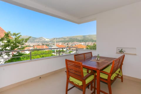 Nearby landmark, Neighbourhood, Natural landscape, Balcony/Terrace, Seating area, Dining area, City view, Landmark view, Mountain view, Sea view, Street view