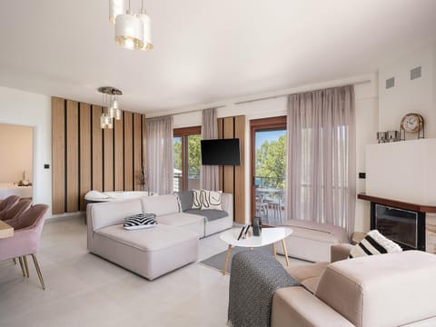 Communal lounge/ TV room, Hot Tub, Living room, Seating area, flat iron