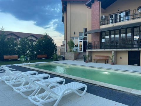 Property building, Balcony/Terrace, Pool view, Swimming pool, sunbed