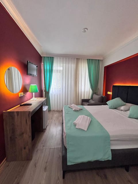 Bed, TV and multimedia, Bedroom