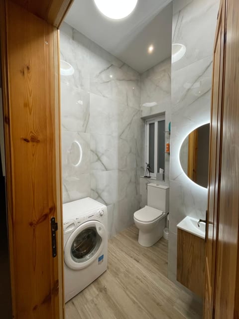 Shower, Toilet, Bathroom, bidet, towels