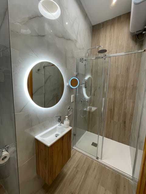 Shower, Bathroom, towels